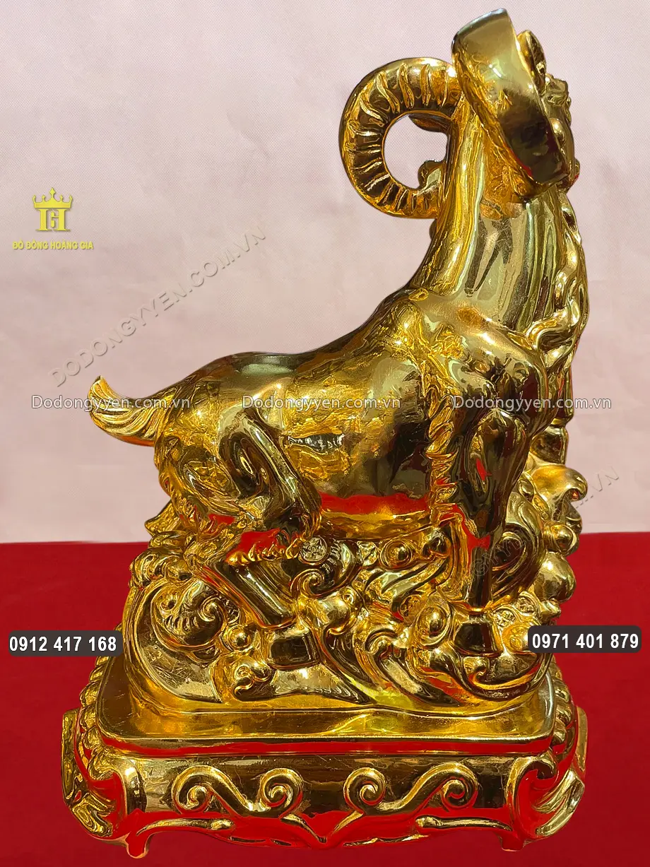 H&igrave;nh ảnh nh&igrave;n nghi&ecirc;ng của bức tượng